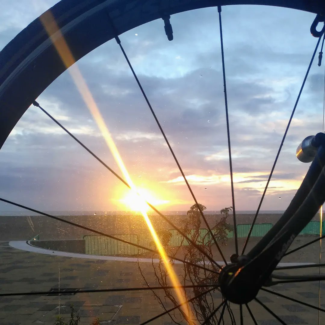 After a super early start, we were rewarded with a glowing sunrise over the sea 🌅🤩 We enjoyed great company on a gentle cycle ride, stopping off for an al fresco breakfast, as the sun rose up between the clouds 🥐🚲 Cycle to the Sun was led with @mybikerepair & @precplasticeast