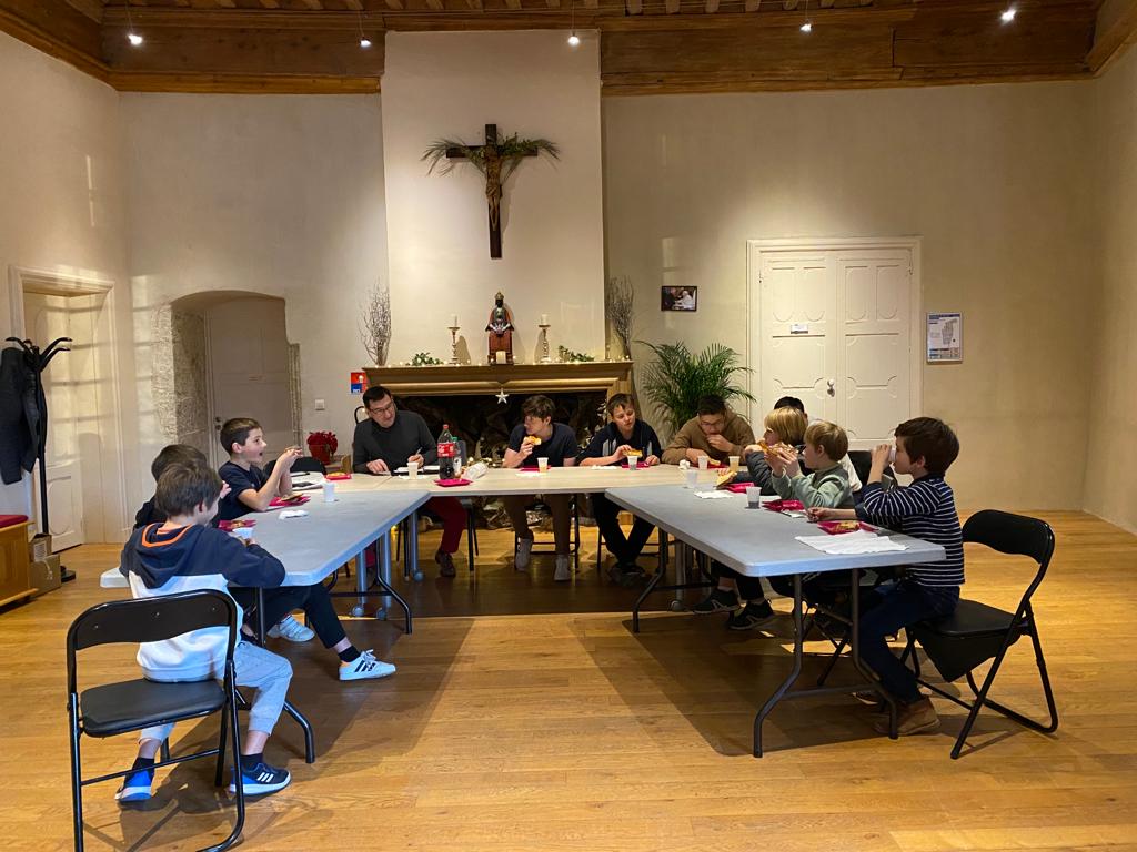 cathedraledupuy's tweet image. Ce samedi, les servants d'autel se sont réunis pour préparer leur service autour de l'autel avant d'aller partager la galette. Merci à eux et à Laure et Alain.
#Epiphanie #Servant #Autel #Liturgie #Catholique
#Epiphany #Liturgy #Catholic #catholicTwitter @DioceseduPuy