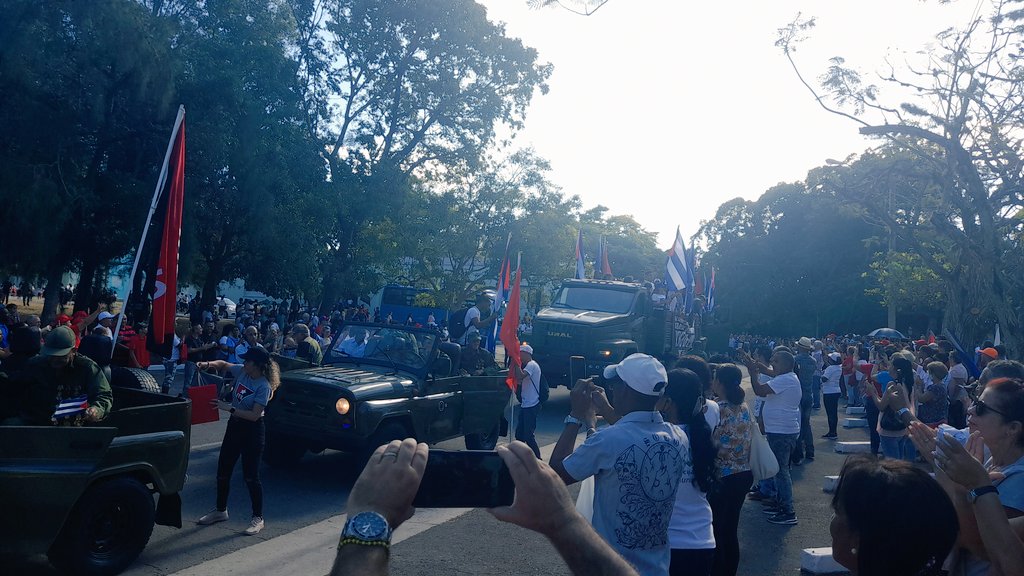 AlainDelcourt5's tweet photo. Entra a #LaHabana la Caravana de la Victoria como en aquel 8 de enero hace 64 años. #Cuba #JuntarYVencer #FidelPorSiempre https://t.co/LcrUfxmigo