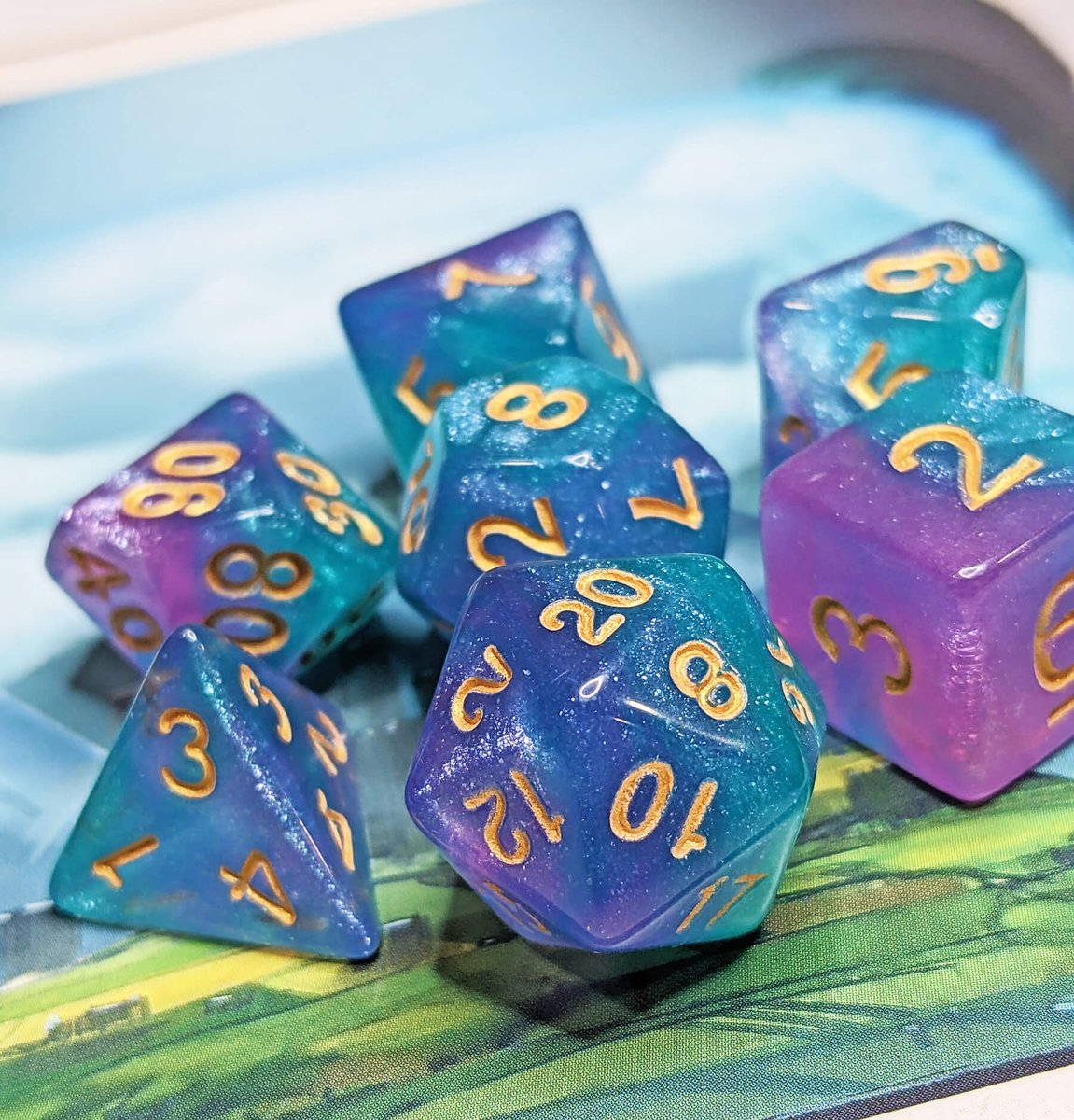 More free dice :) +50 colors to choose from. 
darkelfdice.com/blogs/news/hap…
#dice #ttrpg #dnddice #d20