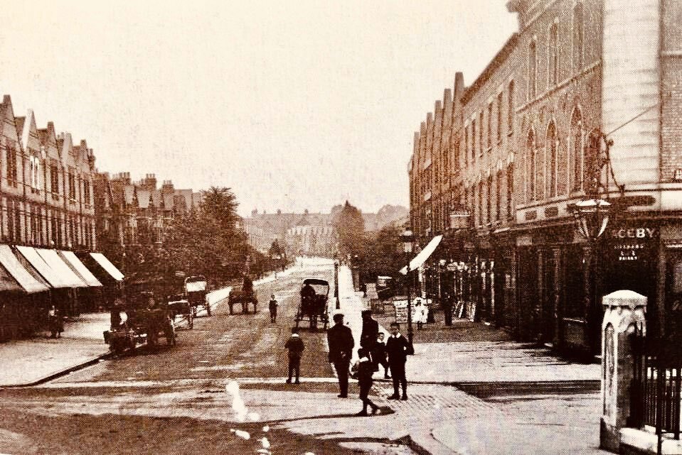 Greyhound Lane in #streatham back in the day. Imagine no sound of cars and buses, just horse and carts… ❤️
#mystreatham #streathamhill #streathamcommon #streathamhighroad #lambeth #london #streathamvale #furzedown #brixton #claphamcommon #balham #too… instagr.am/p/CnKPG2_owAj/