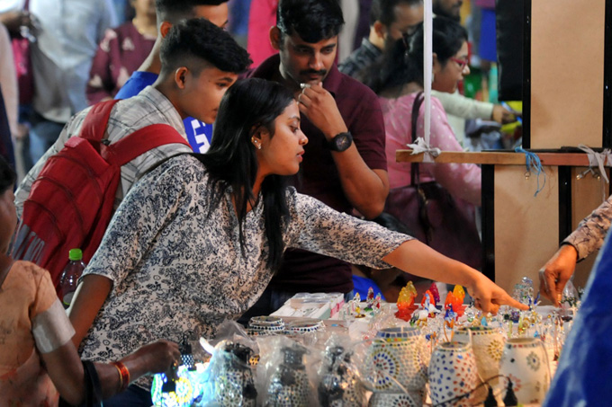 eenadulivenews's tweet image. Sankranti: శిల్పారామంలో సంక్రాంతి సంబరాలు
మ‌రిన్ని చిత్రాల కోసం క్లిక్ చేయండి bit.ly/3GLM0FM
#Sankranti  #Shilparamam #Photogallery #teluguNews