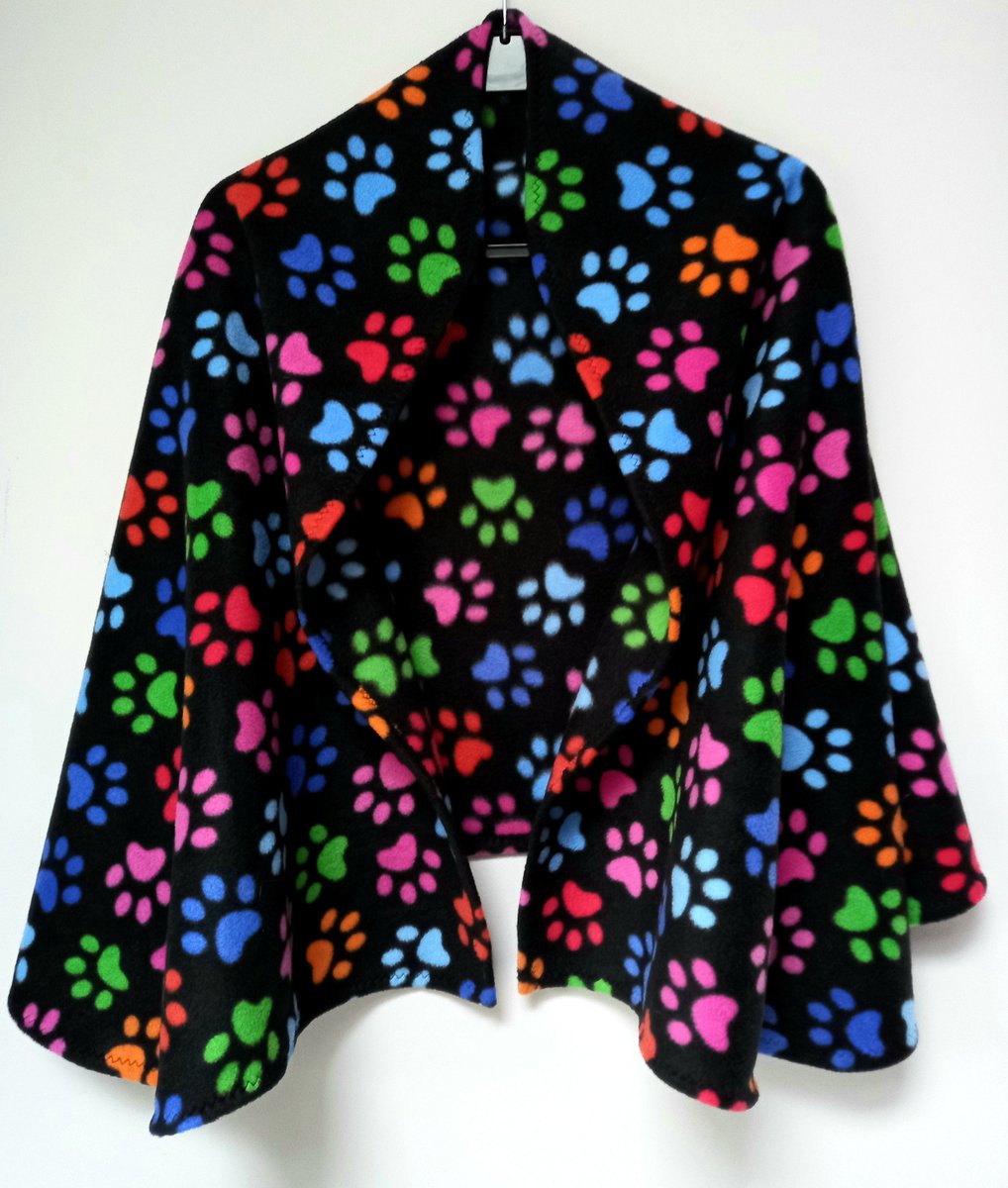 PurduePrintsUK's tweet photo. Excited to share this hand-made fleece Shoulder Wrap  to my #etsy shop: https://t.co/BBQqnAQrKv to keep warm this winter. https://t.co/0SdMKnlZQX #multicoloured #pawprints #wrap #shawl #poncho #cape #handmade #fleece #warm https://t.co/rZmuOF5KpK