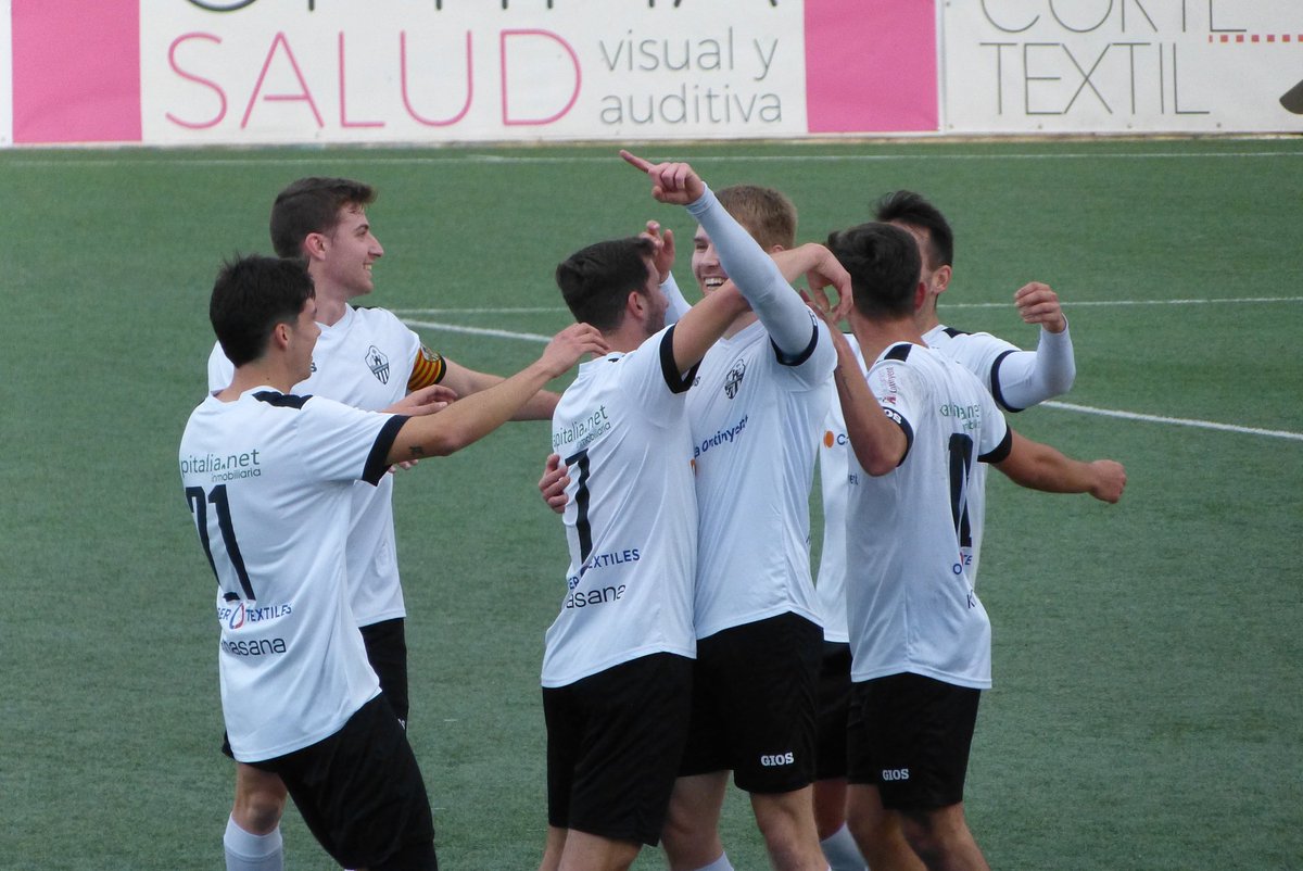 📝 Gooooooooool gol gol de <a href="/Diego_Aielo/">Diego Cambra</a>! Gran acció de @Nico_Cabanes_ per l'esquerra, la posa a l'àrea, on endarrereix <a href="/pablo151293/">Pablo1093®</a> i l'aieloner engalta en tir!
⚽ <a href="/ontinyent1931cf/">Ontinyent 1931 CF</a> 1 - <a href="/cdjavea/">CD Jávea</a> 0
⌚ 17'
🏆 #ÀPuntPreferentG3 | #Jornada17
📍 Estadi Municipal El Clariano