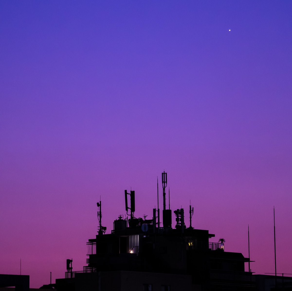 Tokyo sunset giving Tatooine vibes 💜