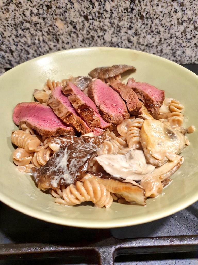 bredemoestuin's tweet photo. Volkoren-spelt-pasta met eekhoorntjesbrood-roomsaus en reebief. Ik heb vandaag de zomerse overvloed van veld en bos op mijn bord. Beide zelf geoogst, mooi om te doen, geweldig om te eten!
#jagerverzamelaar #buit #homecooking #vriezer #natuur #lekker https://t.co/2rJuZwnBsE
