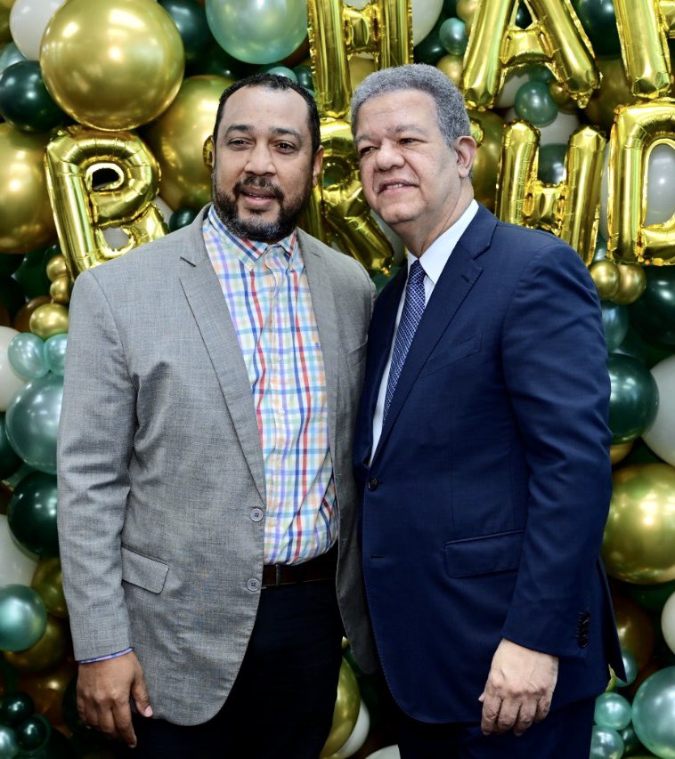 miguelortega9's tweet photo. No odia, no envidia, no persigue, no hace daño, solo sigue avanzando hacia la meta de ver la República Dominicana más próspera y desarrollada. Por más que lo quieran destruir, no podrán, Leonel Fernández un hombre digno de admiración @OdalisVegaRD @LeonelFernandez https://t.co/m3qEAMJfX9