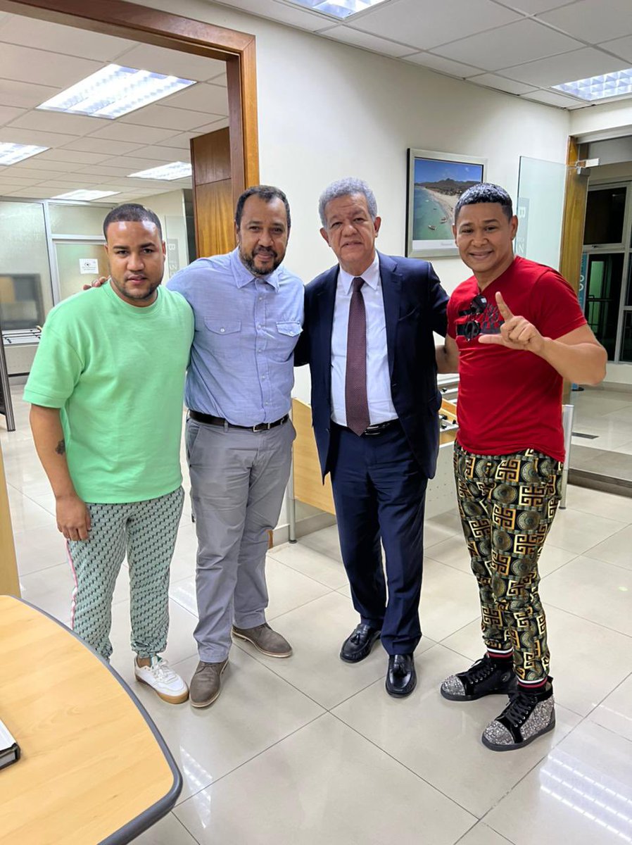 No odia, no envidia, no persigue, no hace daño, solo sigue avanzando hacia la meta de ver la República Dominicana más próspera y desarrollada. Por más que lo quieran destruir, no podrán, Leonel Fernández un hombre digno de admiración <a href="/OdalisVegaRD/">Odalis Vega</a> <a href="/LeonelFernandez/">Leonel Fernández</a>