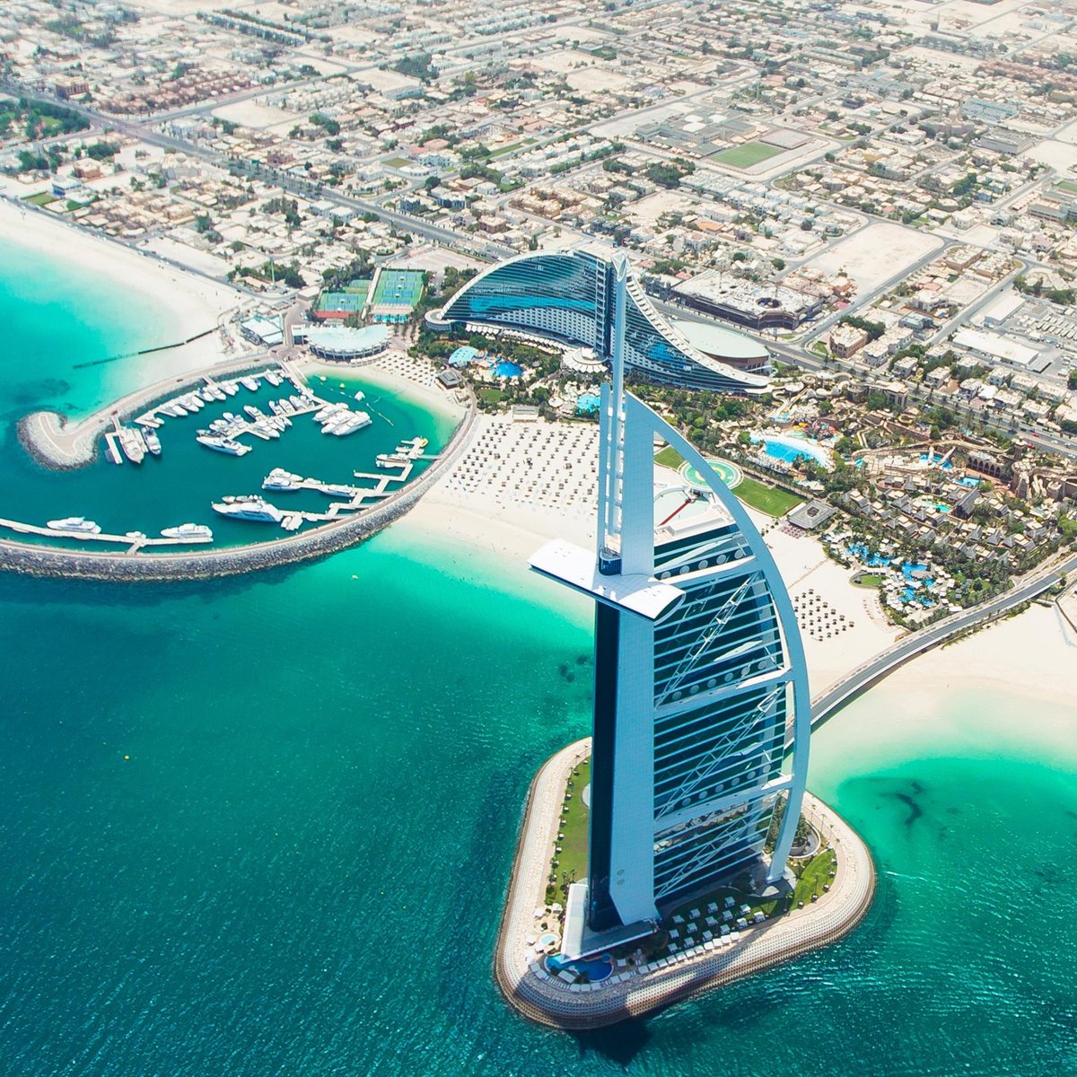 _RoqueCastro's tweet photo. Dubai era un pantano lleno de pobreza, en años 60 descubrió petróleo y hoy es la ciudad más rica del planeta...Venezuela tiene más de 100 explotando petrolera y hoy estamos en completa pobreza; de qué sirvieron 40 años de la cuarta y 23 de la quinta. Una maldición esos 63 años. https://t.co/7pE2fGtjiC
