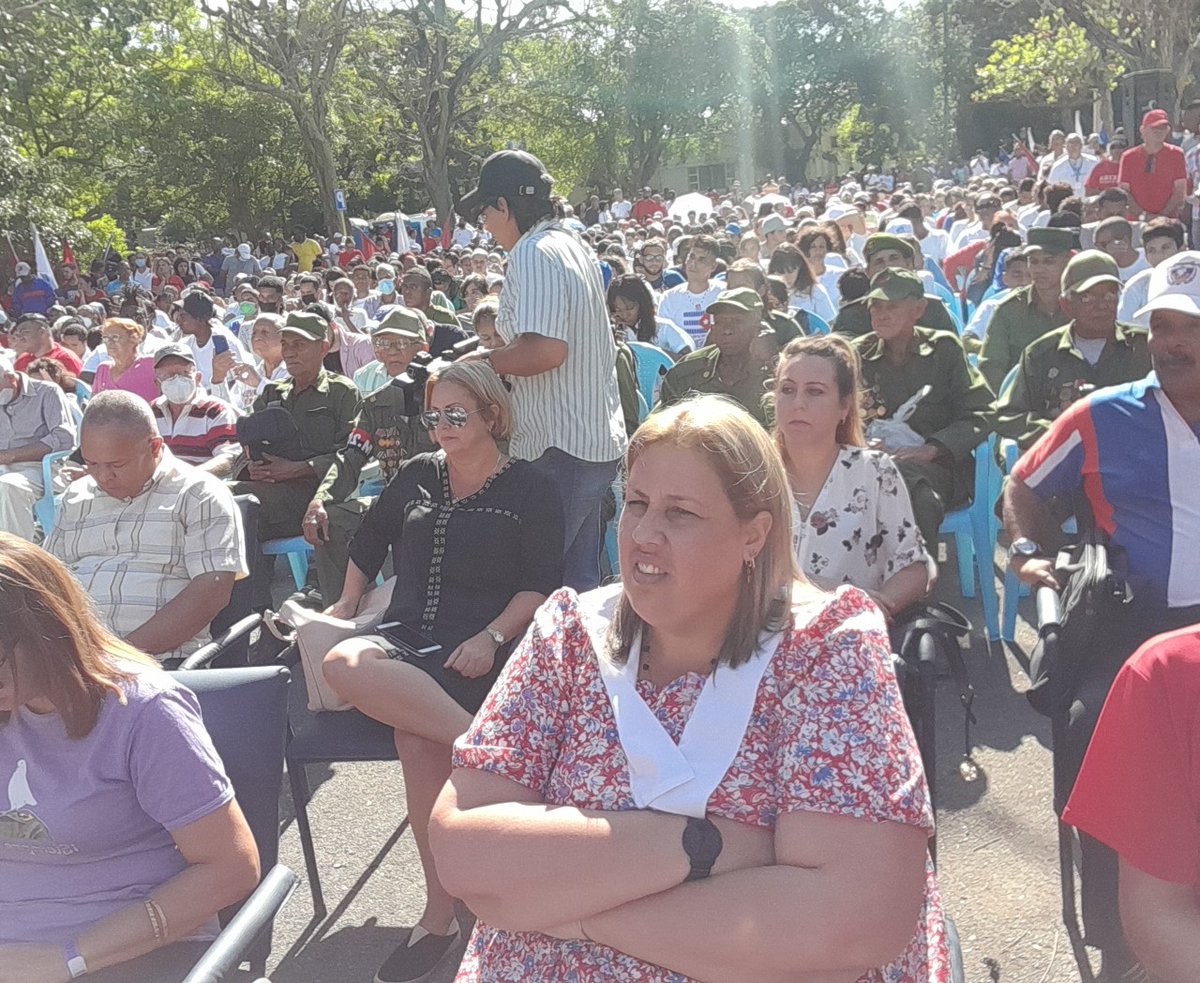 AlainDelcourt5's tweet photo. Entra a #LaHabana la Caravana de la Victoria como en aquel 8 de enero hace 64 años. #Cuba #JuntarYVencer #FidelPorSiempre https://t.co/LcrUfxmigo