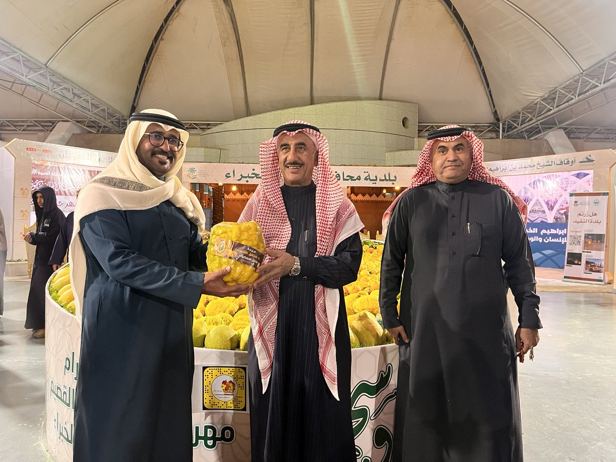 hmdeat2023's tweet photo. تم بيع أكبر اترنجة بالمزاد بقيمة 1500 ريال ريعها لجمعية خيرية #مهرجان_القصيم_للحمضيات https://t.co/eg2MXJDoph
