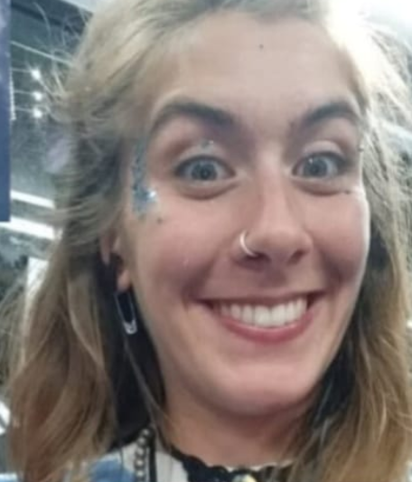 desaparecidaorg's tweet image. Naomi tiene 25 años, desapareció el 7/1 a la tarde en #BuenosAires. Área de búsqueda: #CABA y ciudad de #LaPlata. Es delgada, altura 1,75. Vestía remera negra de ACDC, pollera escocesa roja corta, mochila negra y bolso rojo. Avisar # URGENTE ☎ 1537043666, 1127221249, o al 911