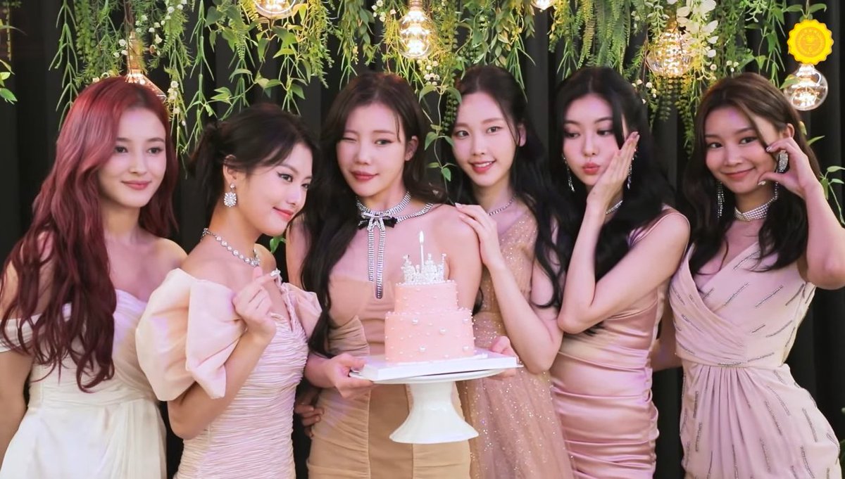 BTSMOMOLAND11's tweet photo. Things could have been different... we could have 4 comebacks a year, world tours, concerts, solo activities, tiktok videos(🙂that small things too).. we were not lucky.😔  Everything that because of mld. I hate you🤢
#RESPECTMOMOLAND #MOMOLANDFREE https://t.co/sWwNZrplSj