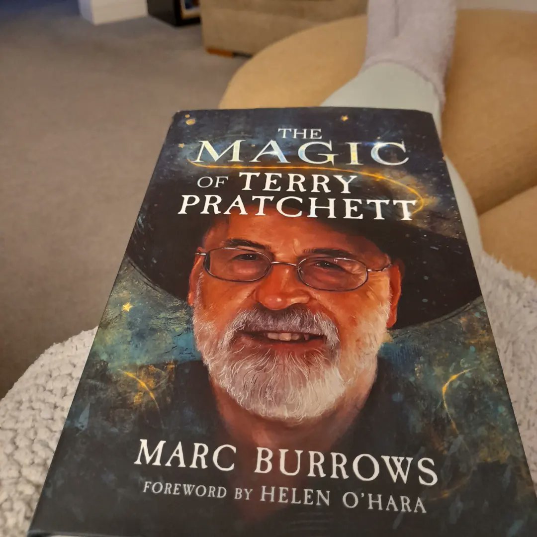 #SundayRead is the amazing #themagicofterrypratchett. Been on my tbr since Mr NB bought it me for Christmas 2021. Totally worth ignoring the things I should be doing today for. #beatthebacklog #Sunday #LazySunday #whatimreading #January #books #BookTwitter