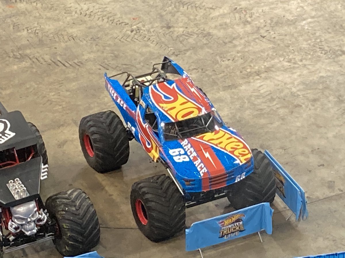 p3ppymon's tweet photo. #hotwheelsmonstertruckslive I am going to ask Santa for one of these this year! https://t.co/ZAgSD0npFw