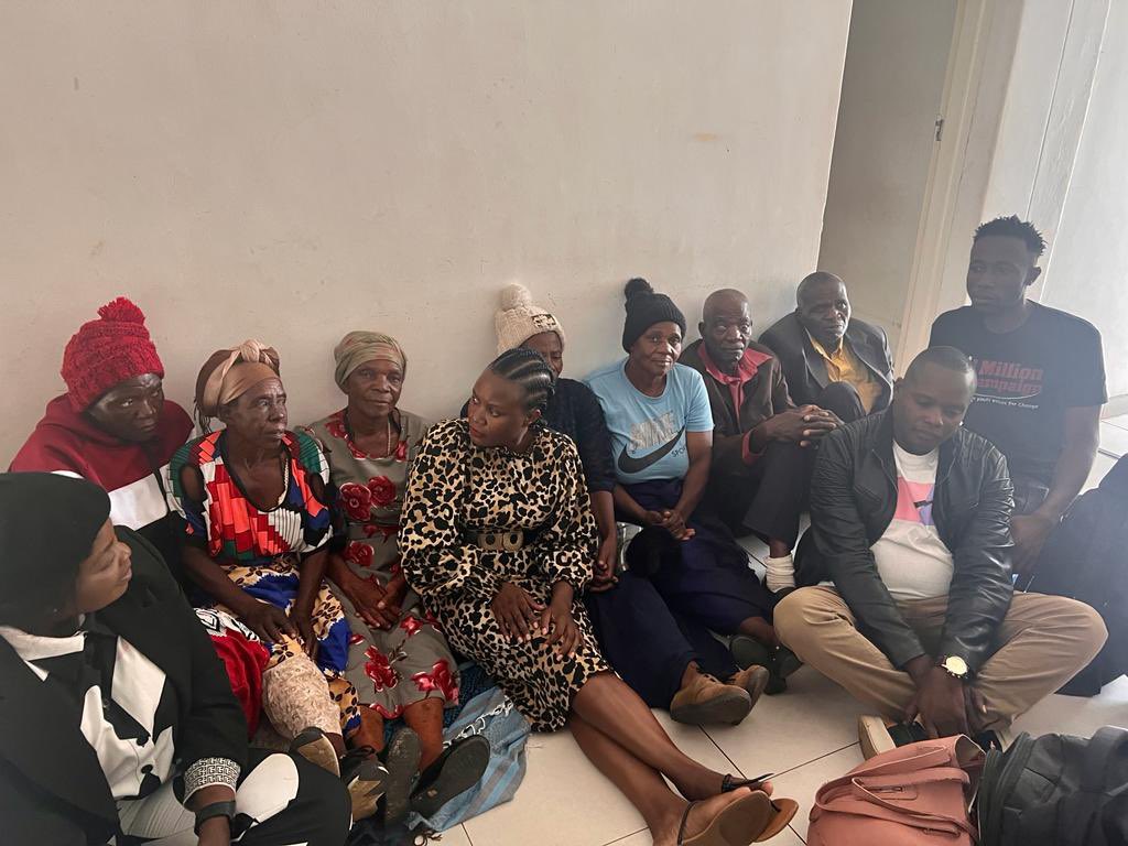 advocatemahere's tweet image. 🟡Our change champion in chief, Adv @nelsonchamisa has deployed a rapid response team to secure the welfare of the survivors of the Murehwa political violence. The reaction team will ensure the medical, welfare &amp;amp; legal support are looked after. We want elections not war!