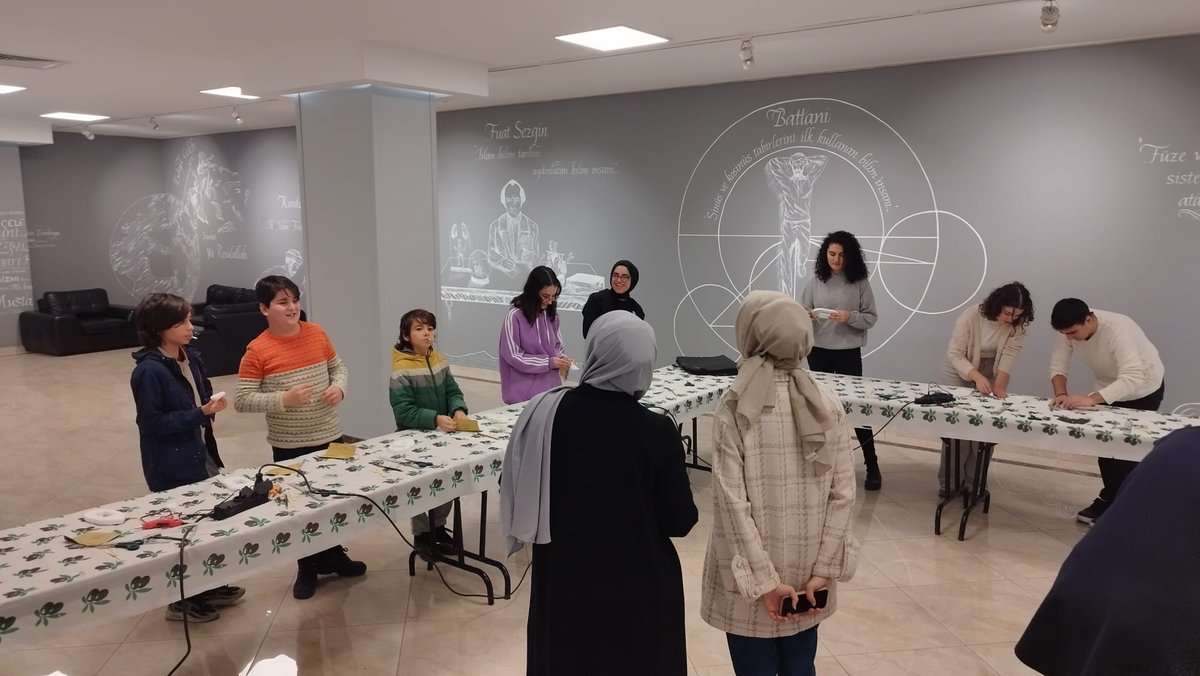 esenlerbelediye's tweet photo. .@fsmvu iş birliğiyle hayata geçirdiğimiz ve gençlerimizin İslam bilimlerine ilişkin pek çok konuyu deneyimleyerek öğrenme fırsatı yakaladığı "İslam Bilim Tarihi Atölyeleri"miz, Proje Koordinatörü @nihalfiratoz'un verdiği kapanış semineri ve "Çarklı Gemi Atölyesi" ile sona erdi. https://t.co/U90SE1v9O7