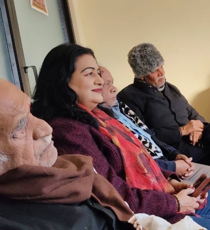 MissSharadSingh's tweet photo. नफ़सियाती दौर है, क्या कीजिए
ज़िन्दगी बे-तौर है, क्या कीजिए
दिख रहा जो, वो नहीं, हरगिज़ नहीं
मसअला कुछ और है, क्या कीजिए
- मैंने भी ग़ज़ल पढ़ी प्रगतिशील लेखक संघ की मकरोनिया इकाई की गोष्ठी में।
#DrMissSharadSingh #डॉसुश्रीशरदसिंह #प्रलेस #प्रगतिशीललेखकसंघ #progrssive https://t.co/gGHH5tiP4p