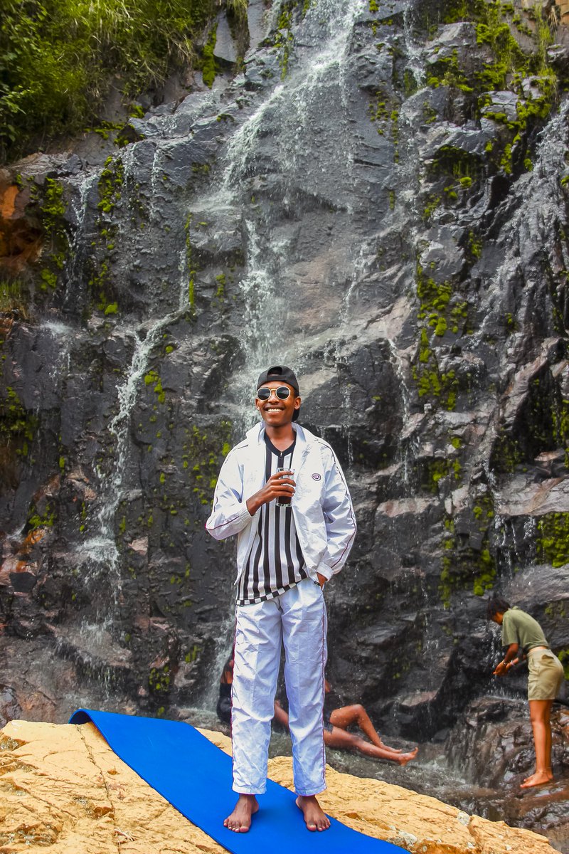 brightbahat's tweet photo. 🥰ntabeshye aha nihohantu nafatiye icyokunywa numva kiramanutse !

All eyes to the chained lakes &amp; chained rockymountains ,the new hit attractions in @KireheDistrict @VisitKirehe @visitrwanda_now @RwandaEast @brightbahat https://t.co/l4r3a9vIxh