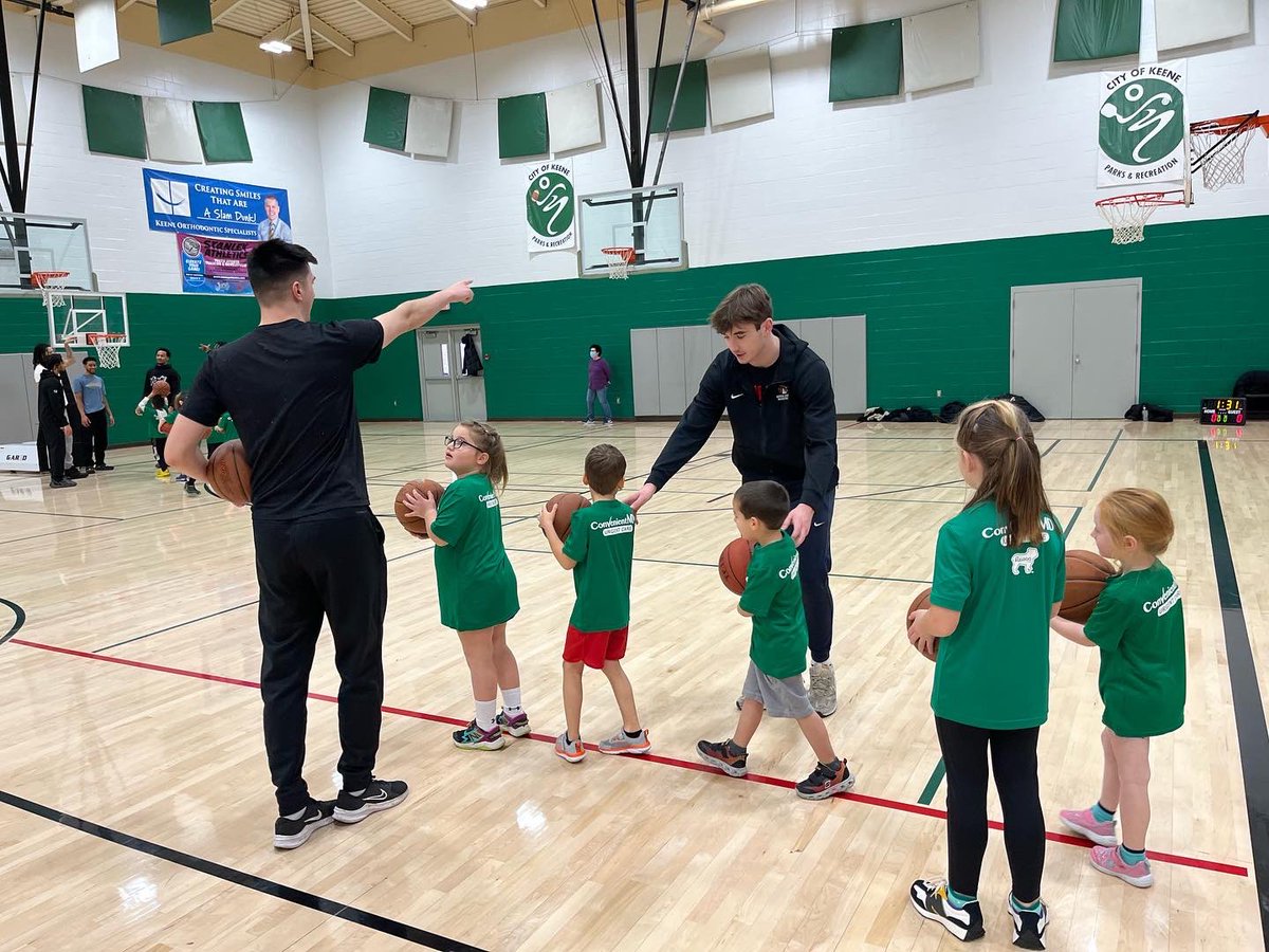 KeeneStateOwls's tweet photo. Always great to have Keene State student-athletes work in our community 🦉❤️ https://t.co/gj4AdNlApu