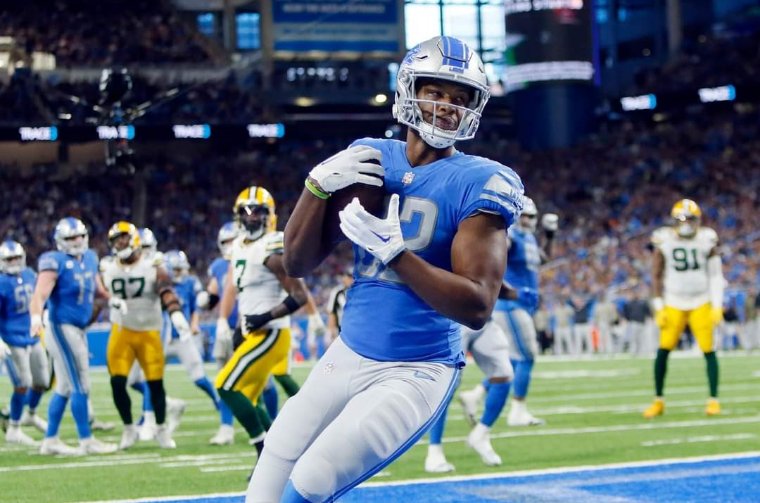 mlgish's tweet photo. @j_mitch82 @Nicholas82Toney Enjoy the moment tonight. We imagine it is one that you have been waiting for all your life. Have a great game! #BeatPackersAgain #SNF #Go82 https://t.co/2XdARJf8ky