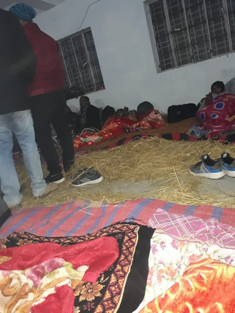 पता है ये लोग कौन है ?
ये है बिहार के नवनियुक्त शिक्षक वो वाले नहीं जिनका वीडियो वायरल होता है बल्कि वो वाले जिनका सरकार ने अतरी से पथरी जांच करने के बाद नौकरी पे रखा है।
इनको 5 दिवसीय ट्रेनिंग के लिए डाइट बुलाया गया है और लाखों खर्च होने वाला है।
इनका हाल देखिए।