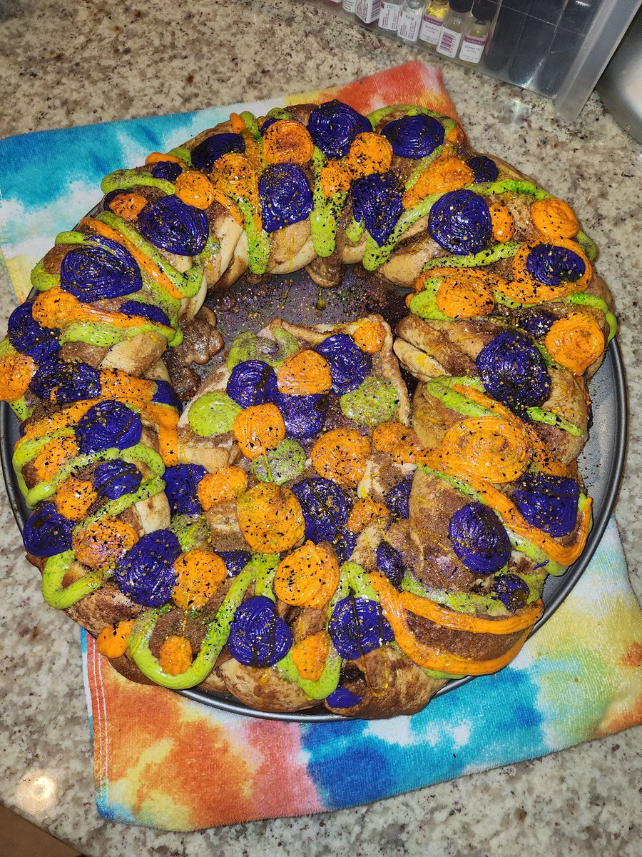 SaybeeEcce's tweet photo. My first attempt at a KingCake♡  #MardiGras https://t.co/46wKciFl3h