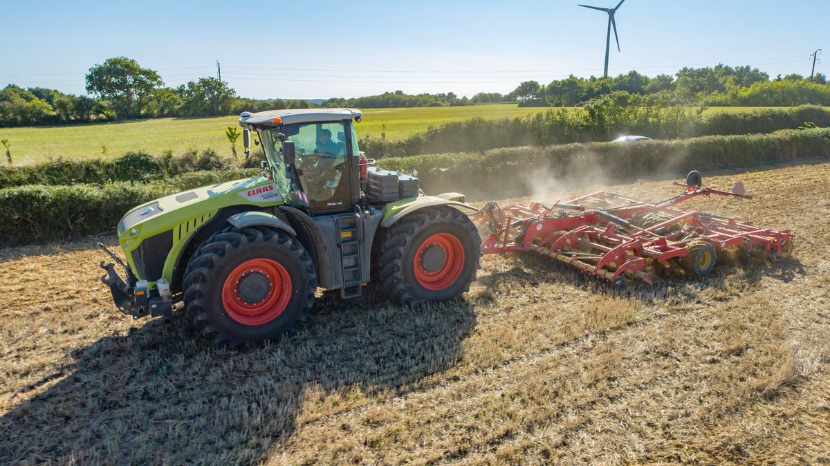 #agriculture Un sacré ensemble au déchaumage avec ce <a href="/CLAASFrance/">CLAAS France</a> Xerion : youtu.be/FxzC7nOwhpQ