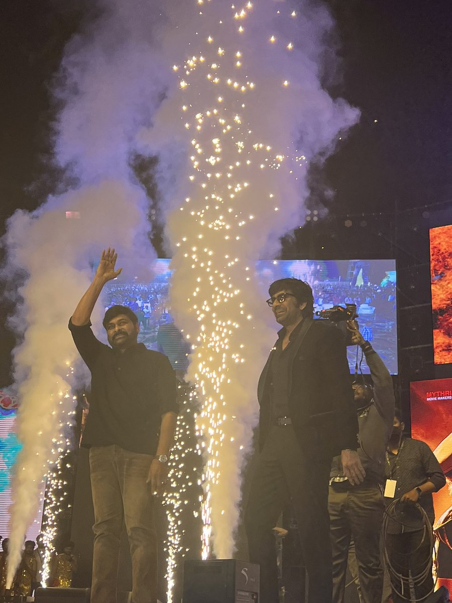 sivacherry9's tweet photo. #MegaMassEvent
Mega 🌟 @KChiruTweets
Mass 🌟 @RaviTeja_offl
#WaltairVeerayyaPreReleaseEvent https://t.co/udNJZDXLsN