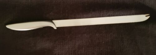TFiredrake's tweet photo. "What a name!" thought the chef as he shaped the cake into a #snickersnee. It sounded more like a candy bar than a knife. But it was what his client wanted.
Now for the hard part. He stepped back, loosed his magic, and the cake transformed into its likeness.
#vssmagic https://t.co/z7TcS9wu8R