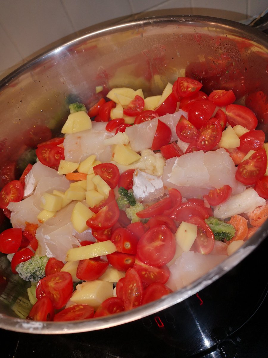Lager verdens enkleste og gode fiskegryte til en gjeng😊Topper med fløte til slutt og sitronpepper 😋