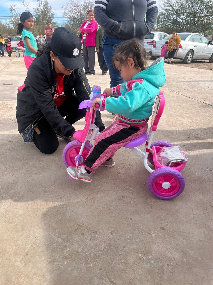 DeserticaAC's tweet photo. En @DeserticaAC 🥳 estamos felices de repartir un poco de alegría a niños del ejido Oviedo Mota Reacomodo en el valle de Mexicali con juguetes, juegos y diversión. Gracias al apoyo de @JuguetonAzteca https://t.co/9KrkWYlPYE