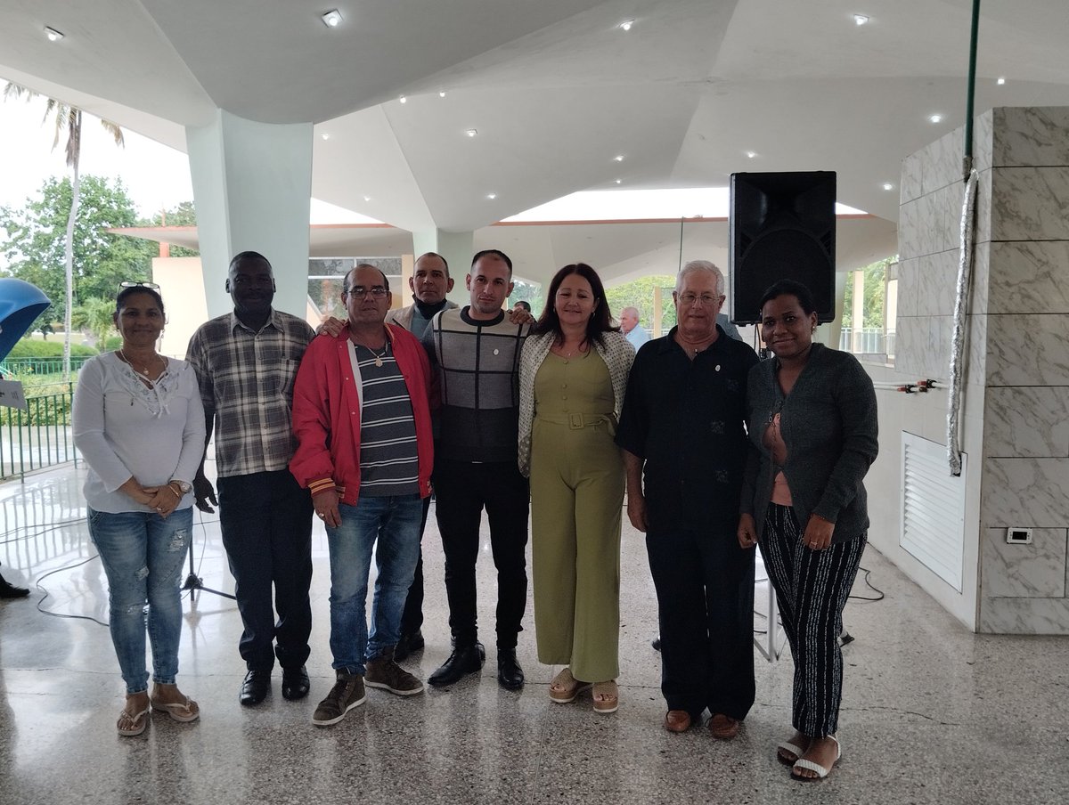 Los Delegados de los Consejos Populares de la #AMPPSantaClara homenajean 💐 a su Vicepresidenta saliente, Nay Aguiar Morales 💓🌺 y comparten alegremente motivados por el inicio del XVIII Mandato. 
🥰🥰 Último encuentro de compañeros en el 2022 👋👋.