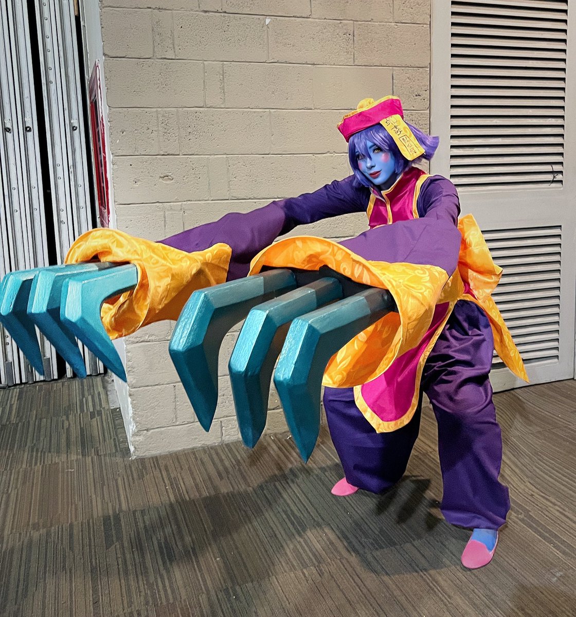 Hsien-ko darkstalkers ✨

Definitivamente este es uno de los cosplays más complicados que eh hecho, tanto por body paint, props, peluca y traje, pero me encantó el resultado 🥰, tenía bastante tiempo sin hacer uno así, me alegra desafiar mis capacidades y que queden tan bien 🔥