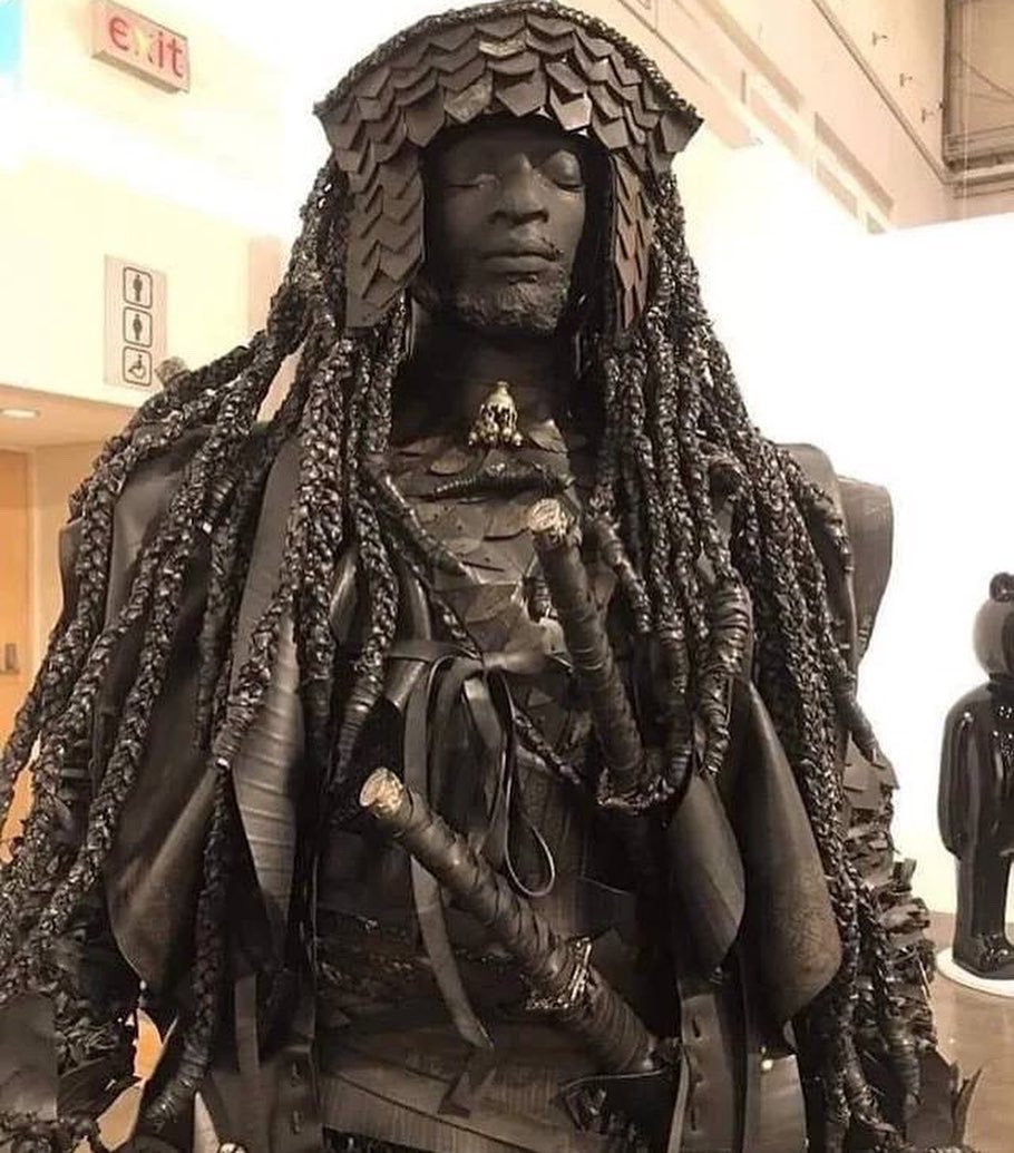 Yasuke was the world’s first Black samurai. When a 6-foot-tall African slave landed in Japan, he stuck out like a sore thumb. People lost all modesty and nearly caused a stampede trying to get a closer look. Such a sight was so foreign in Kyoto. A THREAD!