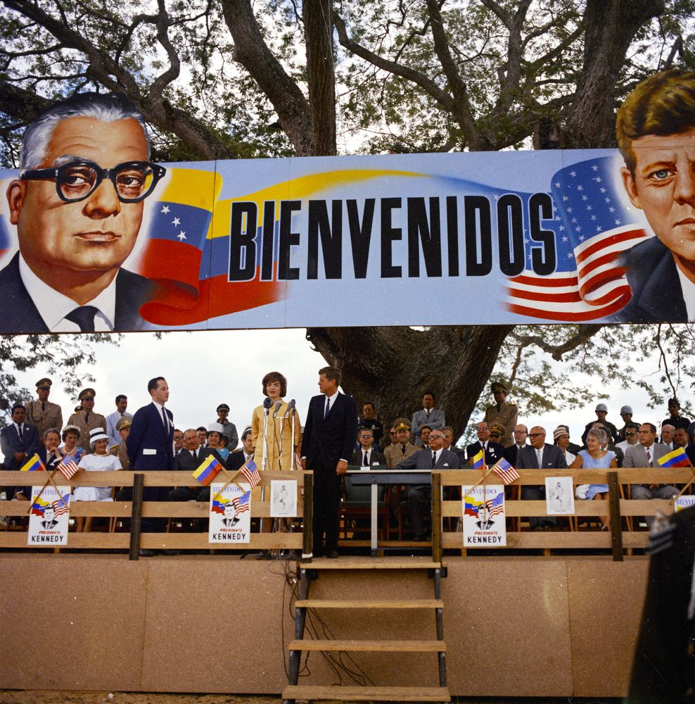 LaHistoria200's tweet photo. John F. Kennedy y la primera dama de Estados Unidos, Jacqueline Kennedy, en La Morita, con el presidente venezolano Rómulo Betancourt. También estaban Raúl Leoni y Rafael Caldera. Foto a color de 1961, vía @JFKLibrary https://t.co/sq4soRcy8X
