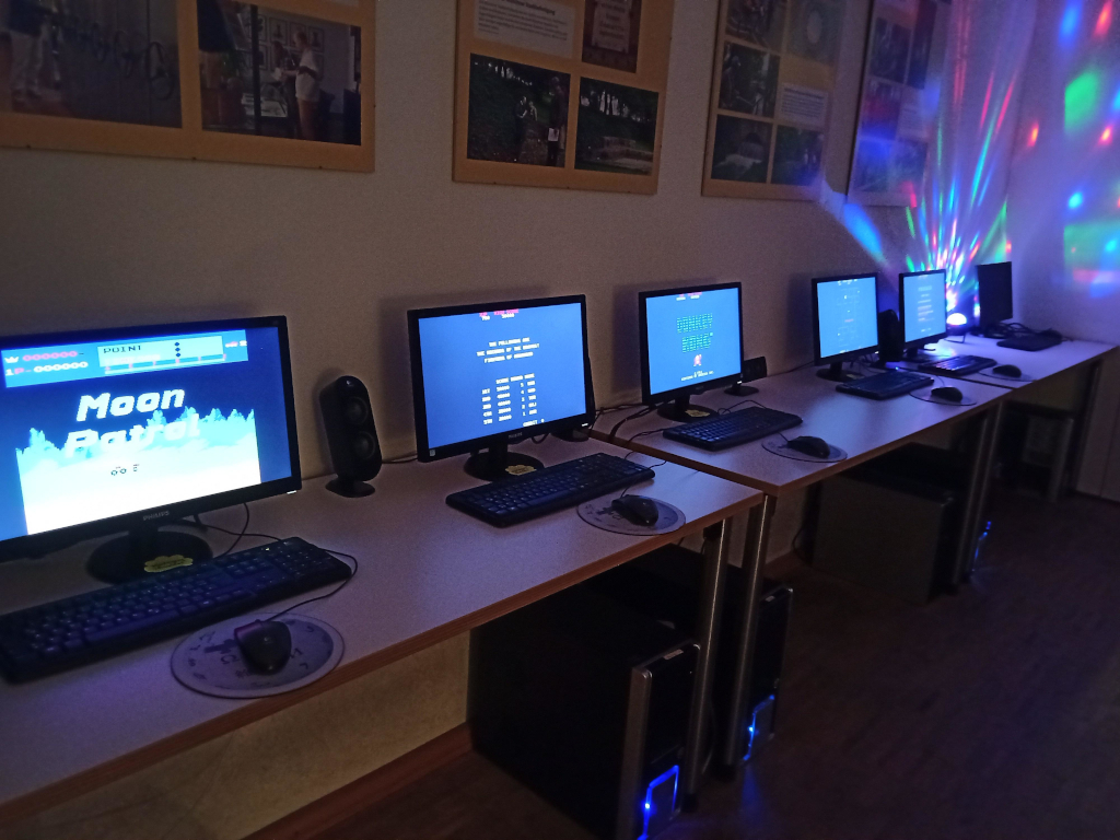 WikiMUC's tweet photo. Fr., 30. Dez 2022 - ab 17 Uhr [Retro Games Lounge] Videospiele der 1980er-Jahre #RetroGames #PacMan #Asteroid #Atari #vaporwave // freier Eintritt
https://t.co/HAMFI4dUMZ https://t.co/mhWt1QBQrW