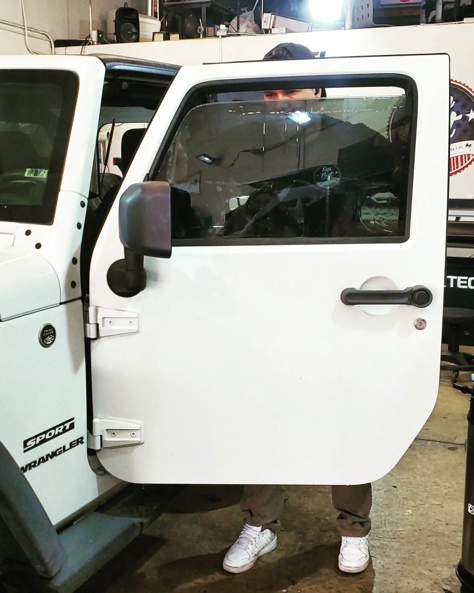 Toptintshop's tweet photo. Last week of 2023!
Jeep Wrangler
XPEL Prime CS 20% all around.
99% UV Protection and lifetime warranty.
Another great product from. XPEL Films.
@xpel
#windowtint #windowtinting #ceramicfilm #autowindowtint #autotint #autowindowfilm #jeepwrangler #windowfilm #autowindows https://t.co/VblNfp5ZZK