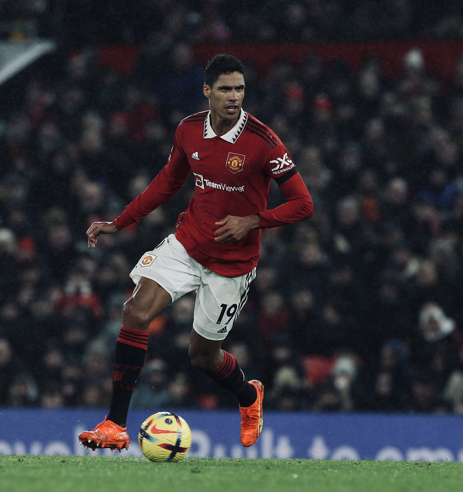 Raphael Varane dribbles the ball.