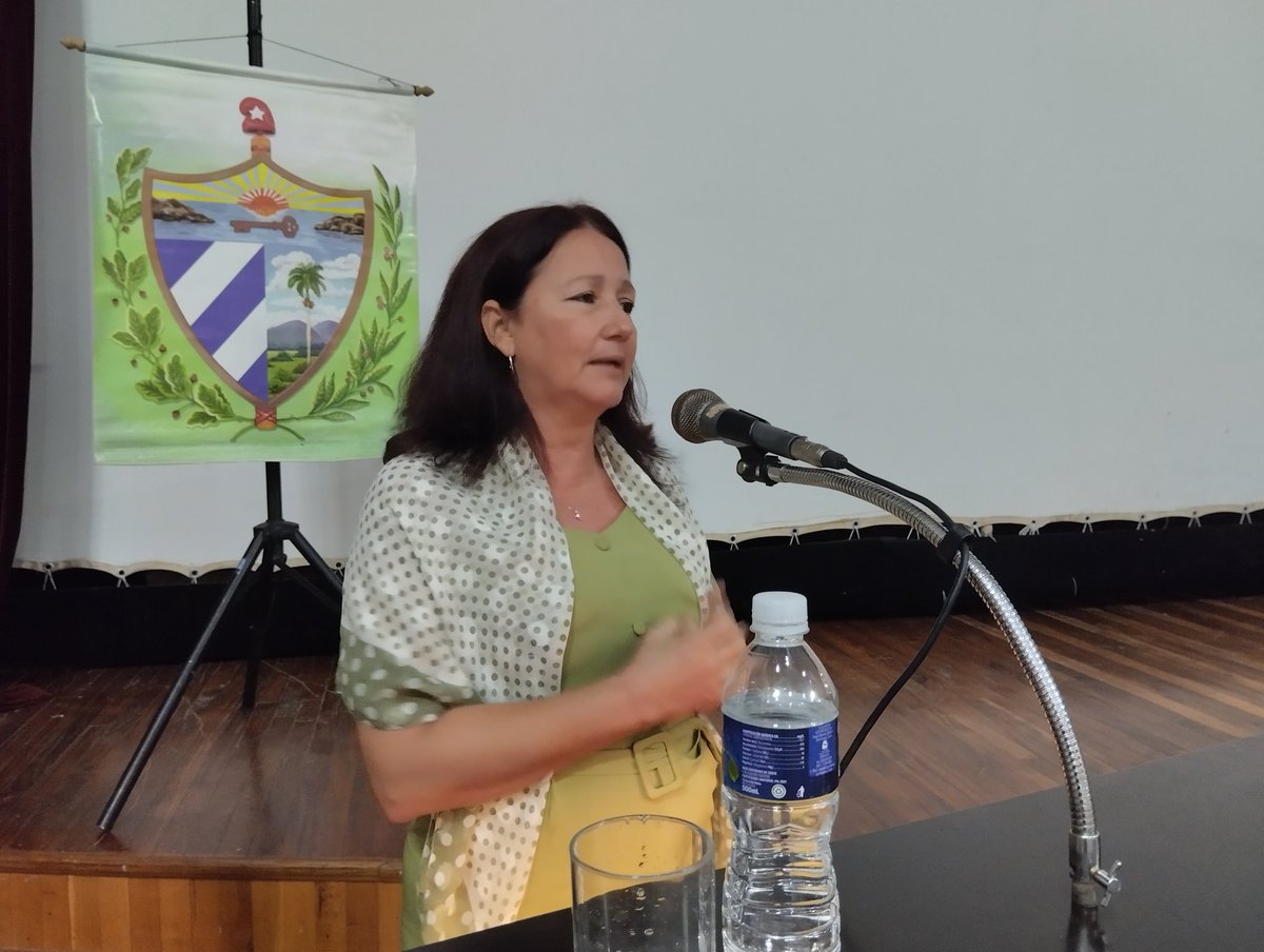 AMPPSantaClara's tweet photo. 👋🌹 Emotivísima despedida de Nay Aguiar Morales, Vicepresidenta saliente de nuestra Asamblea y miembro del colectivo desde hace más de 15 años... saca lágrimas 🥺 y aflora un cariño infinito ❤️ de todos los que han trabajado junto a ella. 
Éxitos en futuras labores 👏👏. https://t.co/LcQlxEfGVt