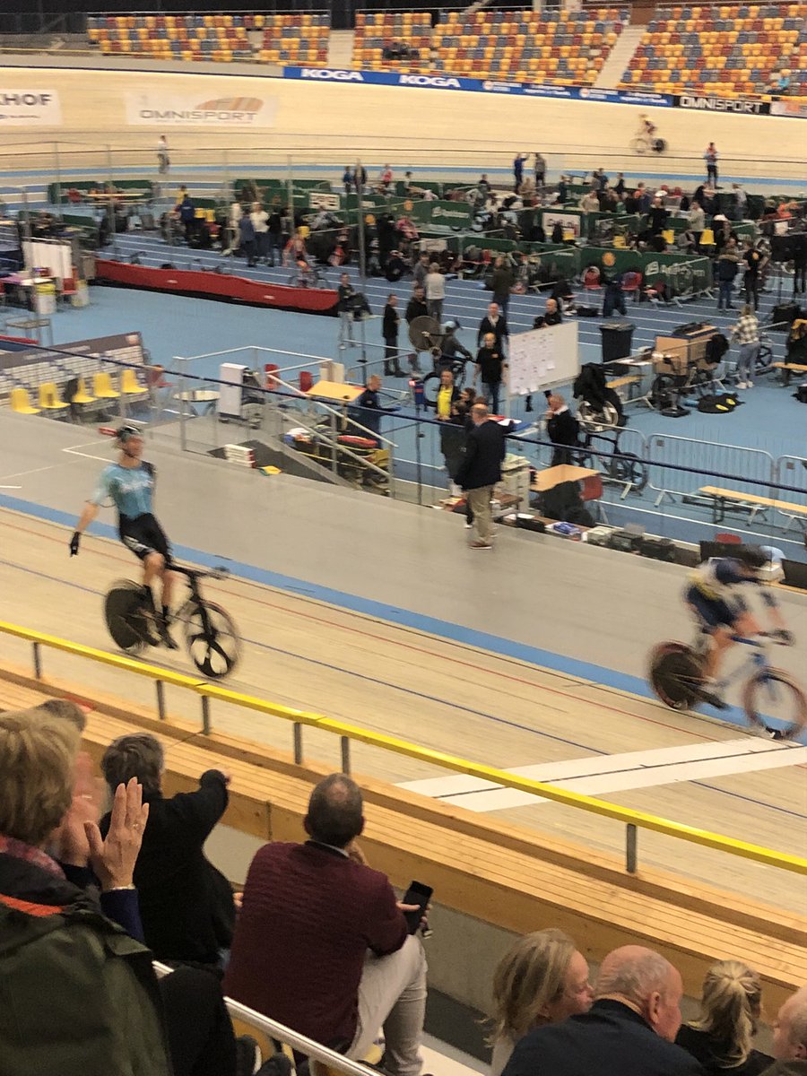 Nu ook een titel op een duuronderdeel voor Matthijs Buchli. Hij pakt de nationale titel op de scratch. Zilver is voor Patrick Bos en brons voor Elmar Abma. #nkbaanwielrennen