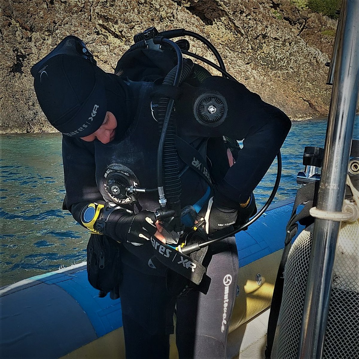 𝐖𝐞 𝐚𝐫𝐞 𝐬𝐭𝐢𝐥𝐥 𝐨𝐩𝐞𝐧! After a brief pause dedicated to family gatherings we're back to work and happy to welcome hardcore and enthusiastic divers to join us in our winter session diving in Ustica island. #decemberdiving #winterdiving #neverstopdiving #winterontheisland