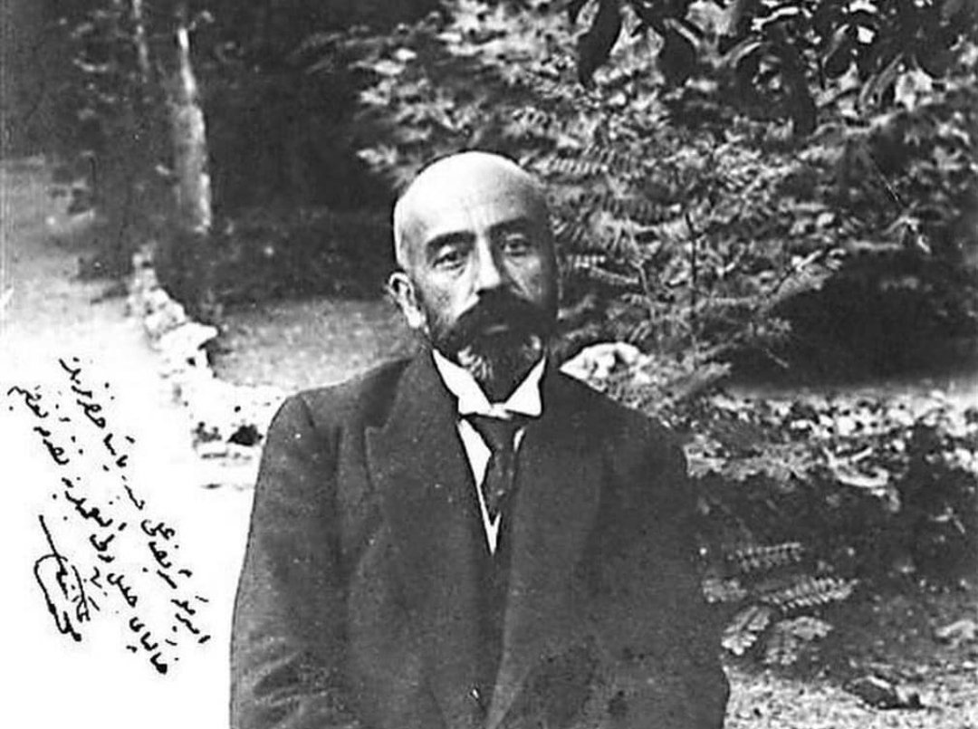 Akif'in vefat ettiği günü Mithat Cemal şöyle anlatıyor; "Cenaze Beyazıddan kalkacak. Oraya gittim. Kimseler yok; cenazenin geleceği belli değil. Çok sonra bir kaç kişi göründü. Biraz sonra çıplak bir tabut geldi. 'Bir fıkara cenazesi olmalı.' dedim. +++