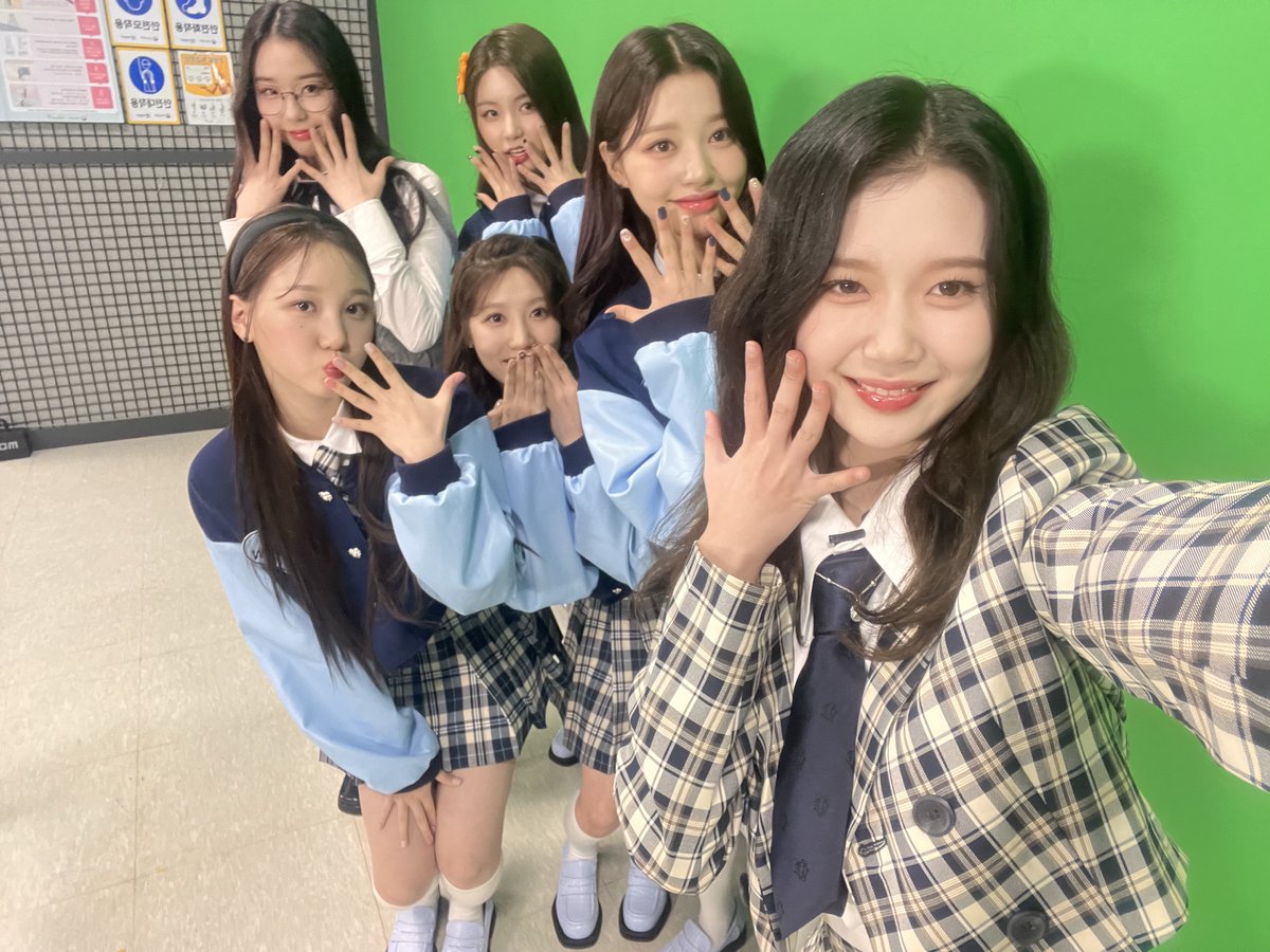centraltripleS's tweet photo. [#INFO] 27.12.22. 
O perfil oficial da all the kpop liberou fotos spoilers sobre o episódio de amanhã do #DreamCenterStudyRoom!

As convidadas de amanhã são as meninas do CSR. ♥️

#TripleS #トリプルS #트리플에스 https://t.co/qECDNIjUIF