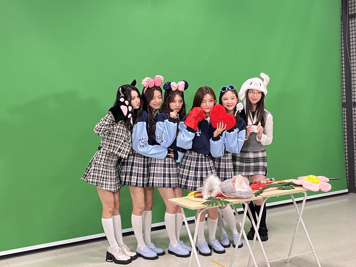 centraltripleS's tweet photo. [#INFO] 27.12.22. 
O perfil oficial da all the kpop liberou fotos spoilers sobre o episódio de amanhã do #DreamCenterStudyRoom!

As convidadas de amanhã são as meninas do CSR. ♥️

#TripleS #トリプルS #트리플에스 https://t.co/qECDNIjUIF