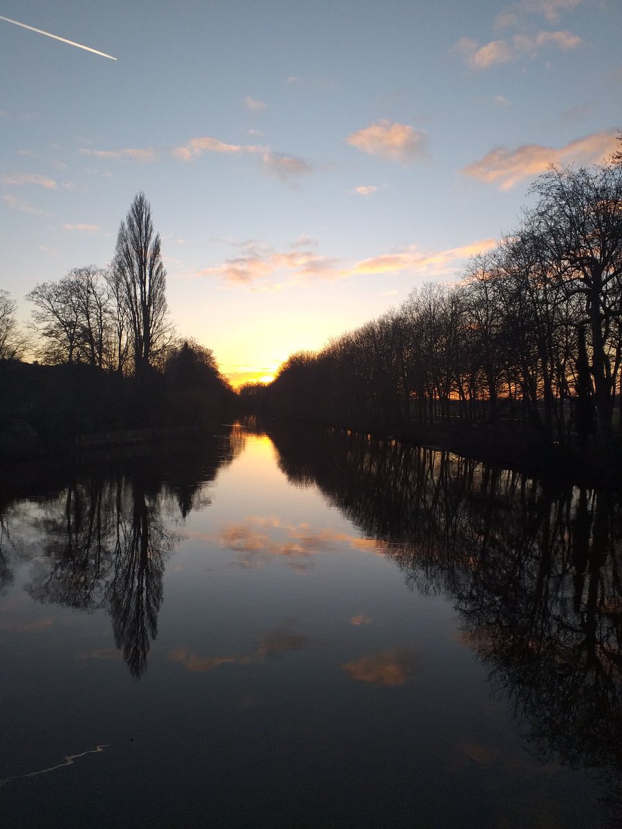 " L'art ne fait que des vers. 
   Le cœur seul est poète "

André Chénier

📷 perso