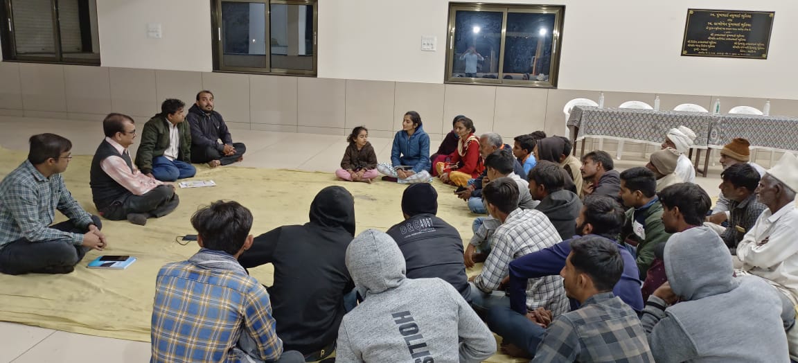 ઘેડ પંથકના ભડ અને દેળોદર ગામે રાત્રિસભા કરી. ગામજનો સાથે મહેસૂલી પંચાયત આરોગ્ય શિક્ષણ પોષણ કૃષિ-સિંચાઇ રોજગારી અંગે પરામર્શ કર્યો. મનરેગા મારફતે ઉપયોગી જળસ્રાવના કામો માટે પ્રોત્સાહન આપ્યું.
<a href="/CMOGuj/">CMO Gujarat</a> <a href="/pkumarias/">Pankaj Kumar</a> <a href="/kamaldayani/">Kamal M. Dayani</a> <a href="/GujPRHDept/">Panchayat, Rural Housing & Rural Dev. Department</a>