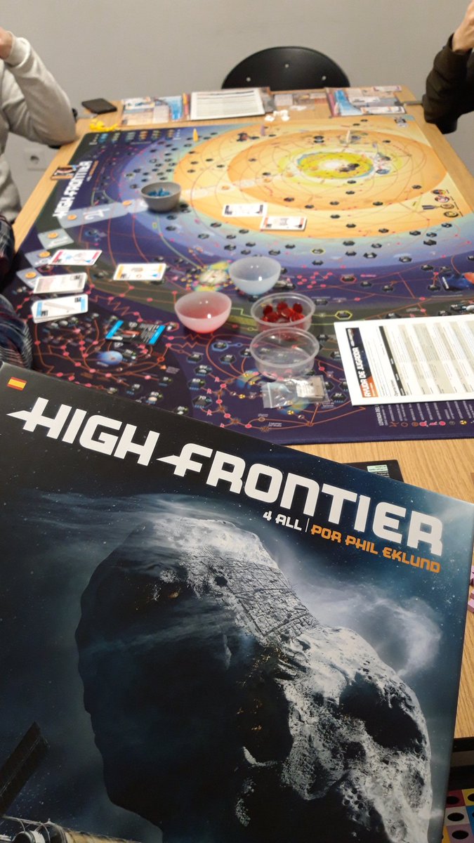 KuroiVic's tweet photo. Después de la comida de #Navidad toca darle al #ocio de los #juegosDeMesa en @enclavedejuego
Por un lado tenemos el #HighFrontier y el #wargame #Tenkatoitsu , ambos de @MasQueOca y por otro el #Solarius de @MalditoGamesES https://t.co/harXHJic6a