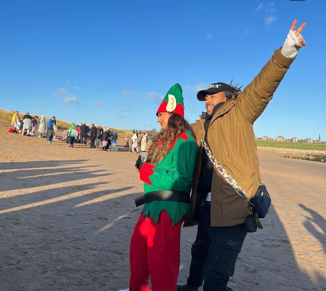 ArgJadeUpdates's tweet photo. Jade paso su cumpleaños sumergiéndose en las aguas heladas de South Shields para la fundación Cancer Connections! https://t.co/TnSBiNcWu5