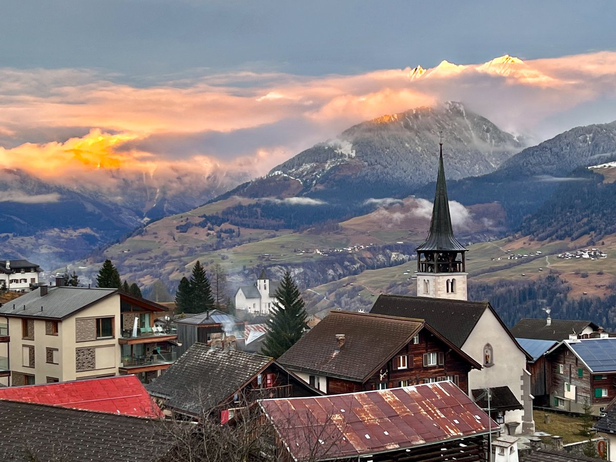buddli's tweet photo. Der kurze Moment, in dem die letzten Sonnenstrahlen die schneebedeckten und wolkenverhüllten Gipfel anleuchten und die ganze Szenerie unwirklich entrückt und berührend schön gleichzeitig ist.
#vignogn #DestinationBlue #surselva #newhome @SurselvaTourism @Graubunden #evening https://t.co/y7TFnWTu5k